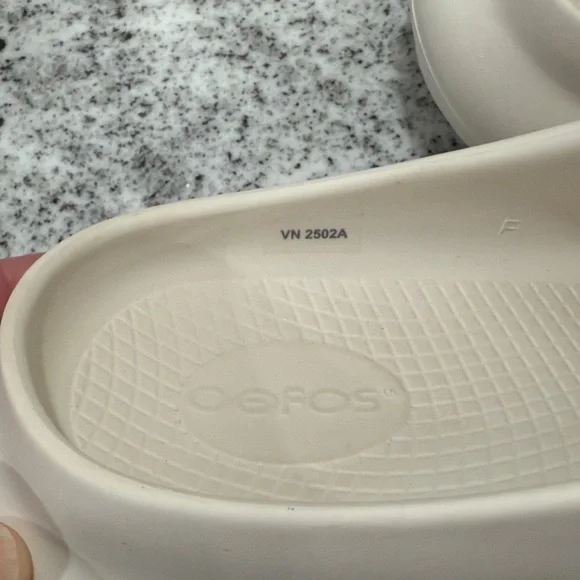 OOFOS OOYEAH Slide Sandal, Chalk - Picture 5 of 5